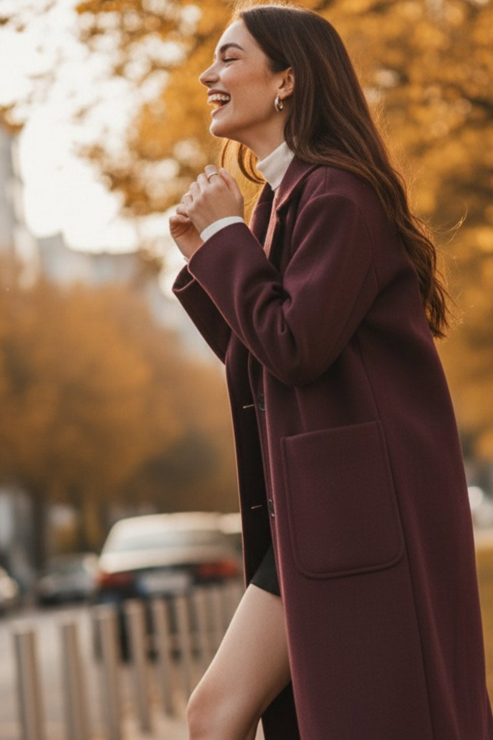 Abrigo largo de fit recto, manga larga, con solapa, bolsillos delanteros de parche y cierre frontal con cruce de botones en contraste.