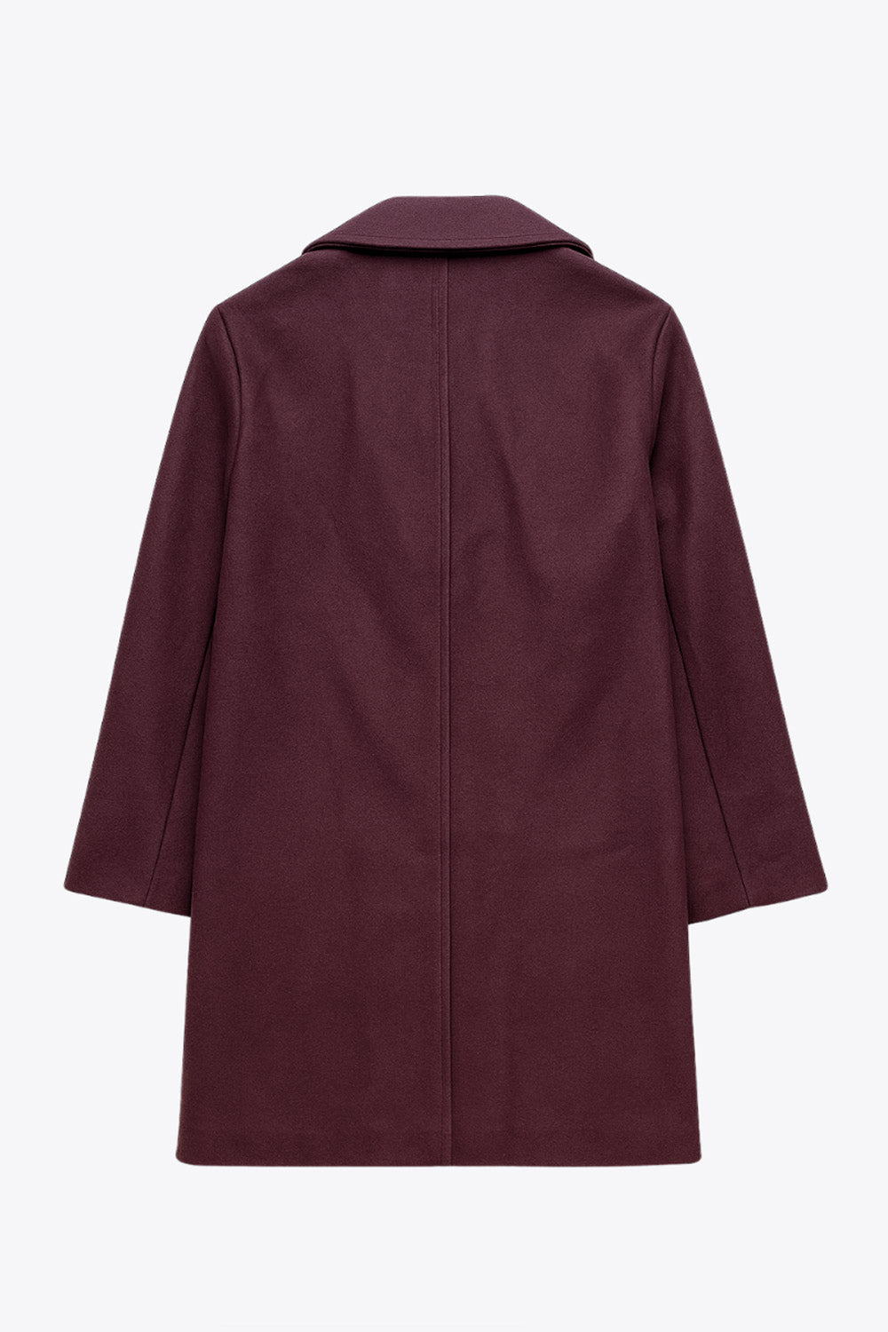 Abrigo largo de fit recto, manga larga, con solapa, bolsillos delanteros de parche y cierre frontal con cruce de botones en contraste.