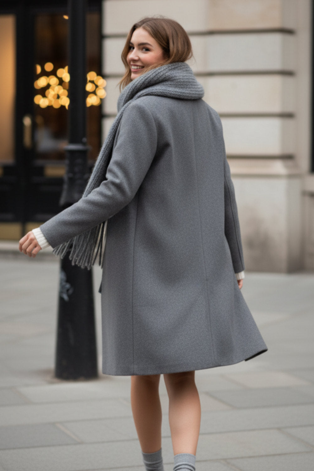 Abrigo largo de fit recto, con solapa, manga larga y cierre frontal con cruce de botón en contraste.