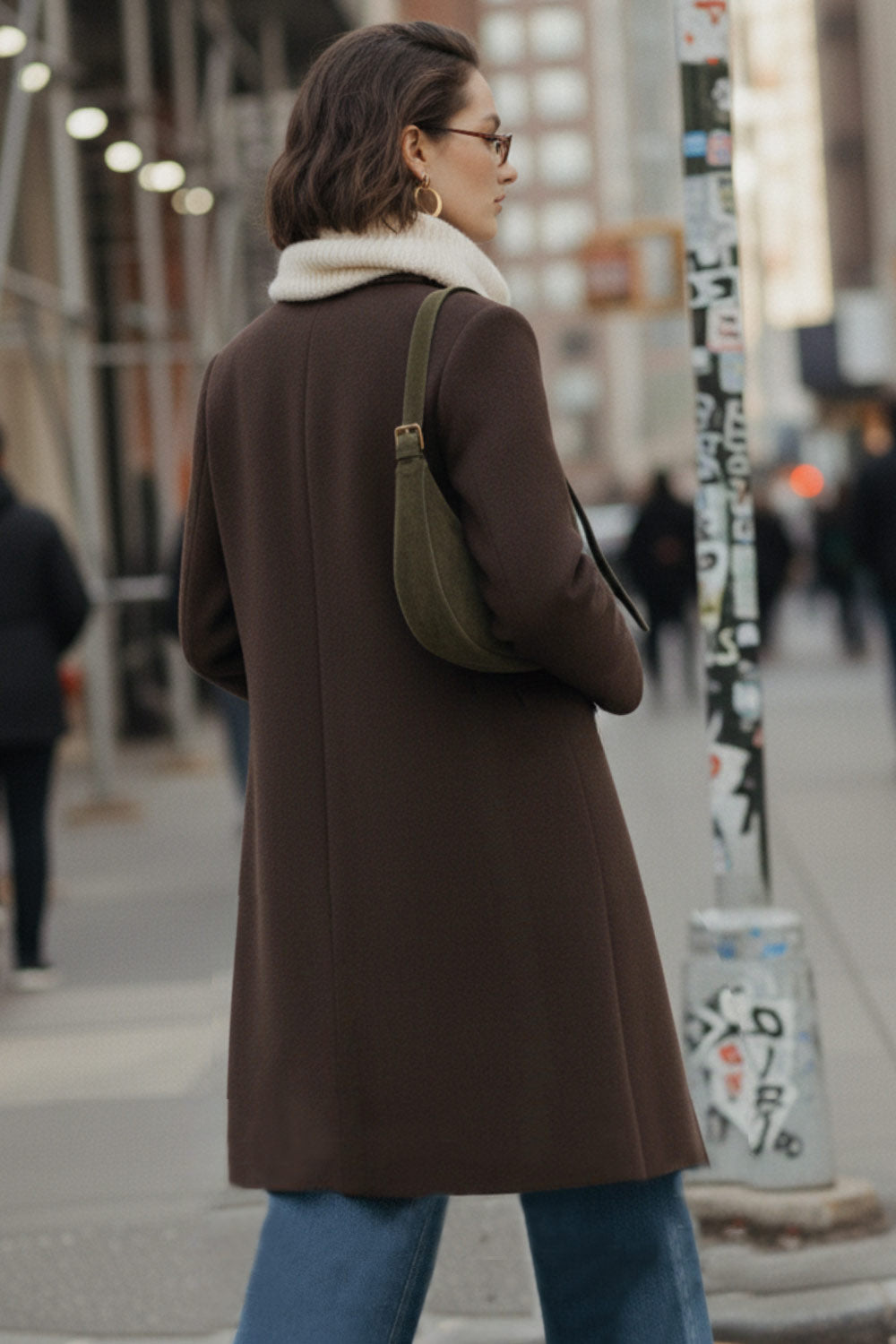 Abrigo largo de fit recto, con solapa, manga larga y cierre frontal con cruce de botón en contraste.