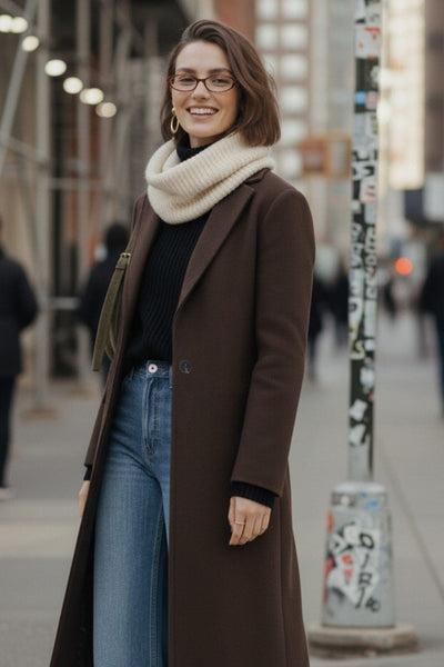 Abrigo largo de fit recto, con solapa, manga larga y cierre frontal con cruce de botón en contraste.