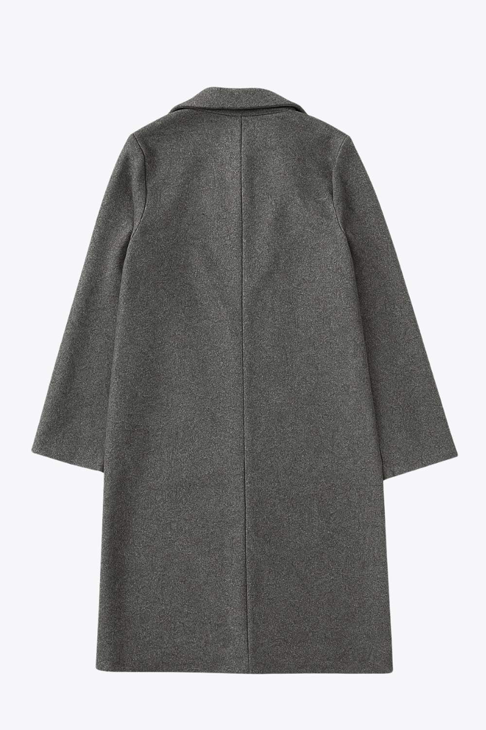 Abrigo largo de fit recto, con solapa, manga larga y cierre frontal con cruce de botón en contraste.