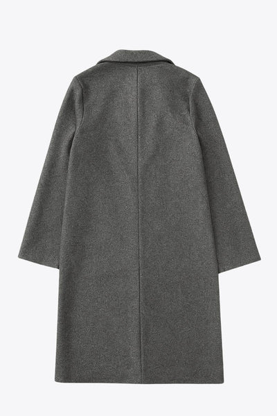 Abrigo largo de fit recto, con solapa, manga larga y cierre frontal con cruce de botón en contraste.