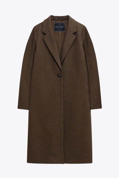 Abrigo largo de fit recto, con solapa, manga larga y cierre frontal con cruce de botón en contraste.