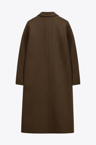 Abrigo largo de fit recto, con solapa, manga larga y cierre frontal con cruce de botón en contraste.