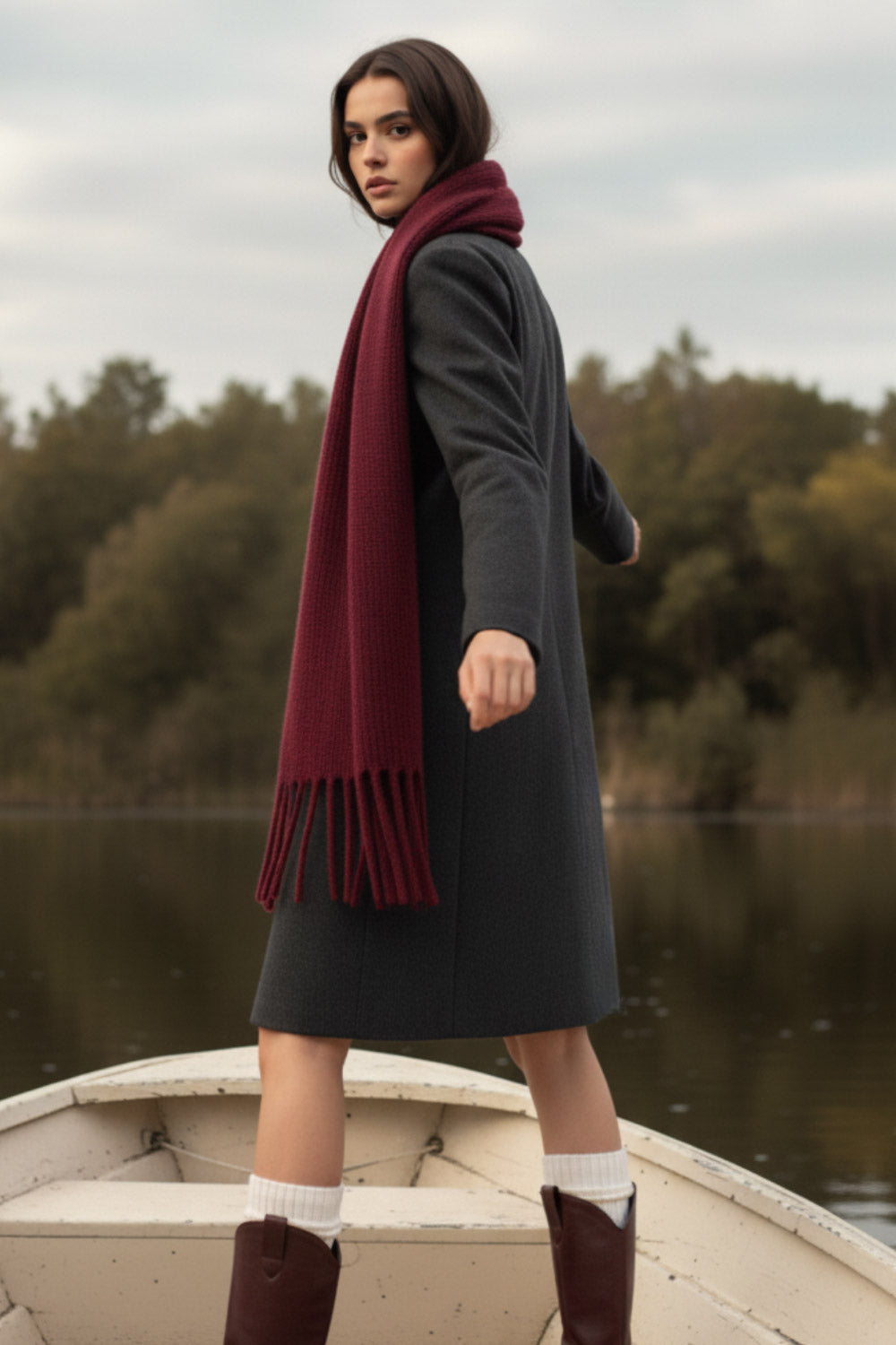 Abrigo largo de fit recto, con solapa y hombreras, manga larga, bolsillos delanteros con vivos y cierre frontal con botones en contraste.