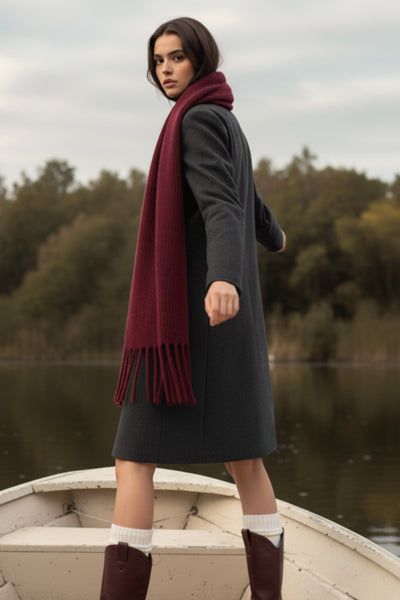 Abrigo largo de fit recto, con solapa y hombreras, manga larga, bolsillos delanteros con vivos y cierre frontal con botones en contraste.