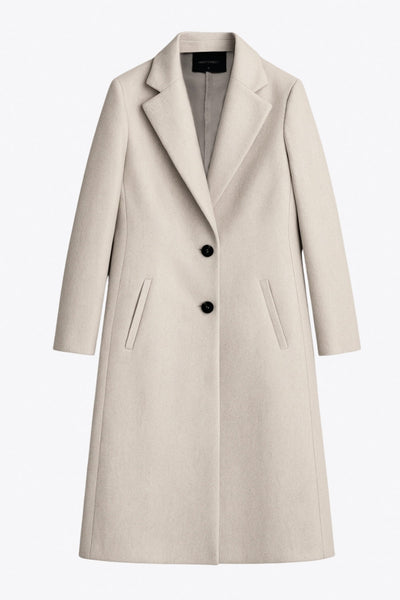 Abrigo largo de fit recto, con solapa y hombreras, manga larga, bolsillos delanteros con vivos y cierre frontal con botones en contraste.