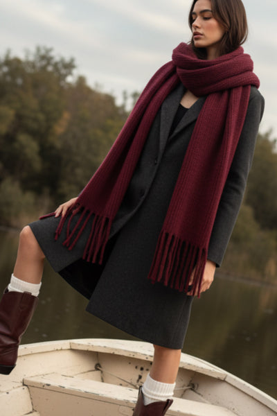 Abrigo largo de fit recto, con solapa y hombreras, manga larga, bolsillos delanteros con vivos y cierre frontal con botones en contraste.