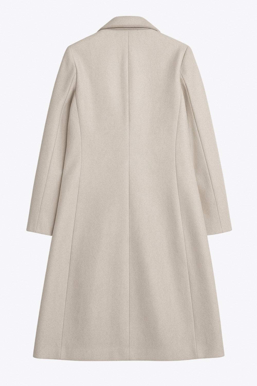 Abrigo largo de fit recto, con solapa y hombreras, manga larga, bolsillos delanteros con vivos y cierre frontal con botones en contraste.