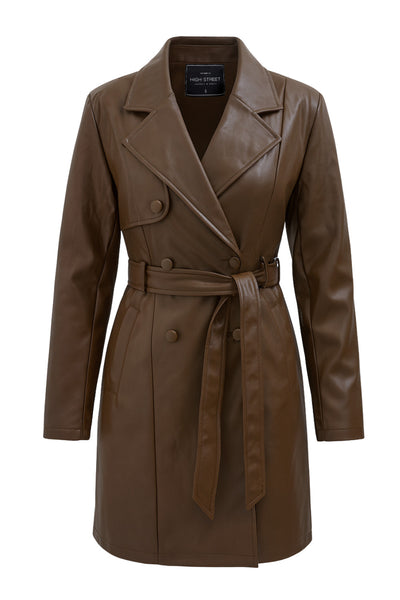 Abrigo trench de efecto piel, fit recto, con solapa, bolsillos delanteros con vivos, detalle de bata delantera y manga larga. Trabillas, cinturón amarrable del mismo tejido y cierre frontal con doble cruce de botón.