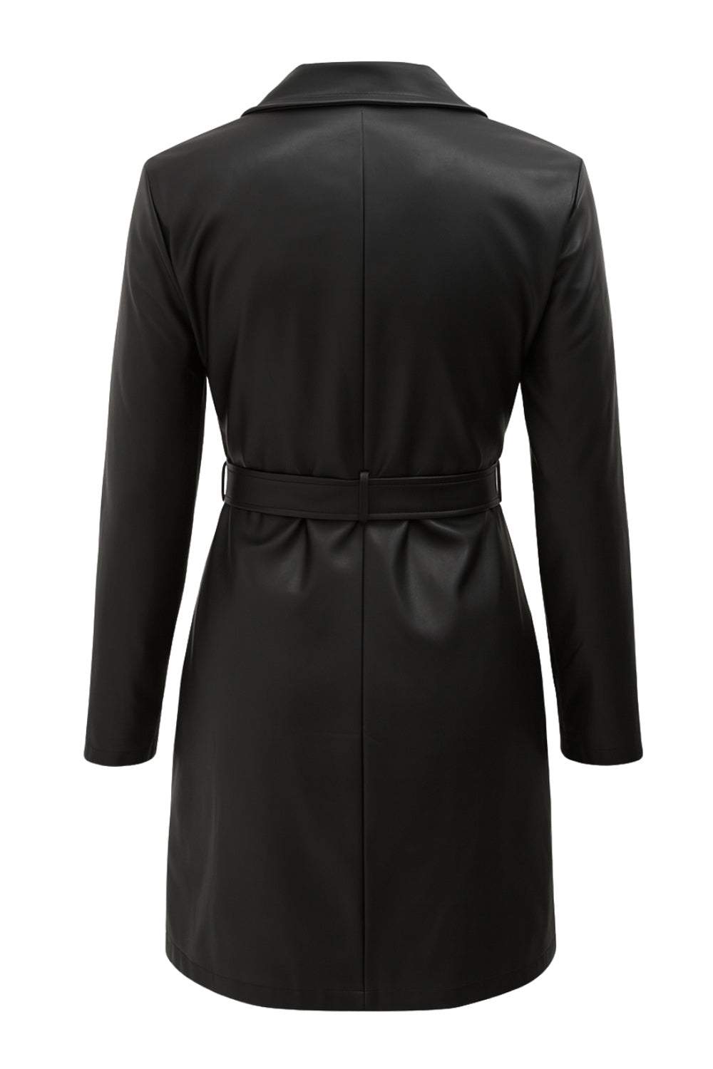 Abrigo trench de efecto piel, fit recto, con solapa, bolsillos delanteros con vivos, detalle de bata delantera y manga larga. Trabillas, cinturón amarrable del mismo tejido y cierre frontal con doble cruce de botón.