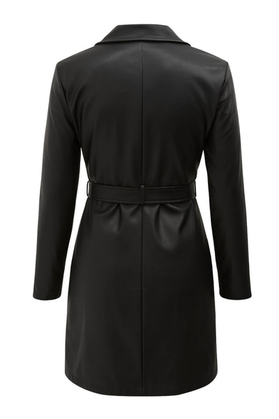 Abrigo trench de efecto piel, fit recto, con solapa, bolsillos delanteros con vivos, detalle de bata delantera y manga larga. Trabillas, cinturón amarrable del mismo tejido y cierre frontal con doble cruce de botón.