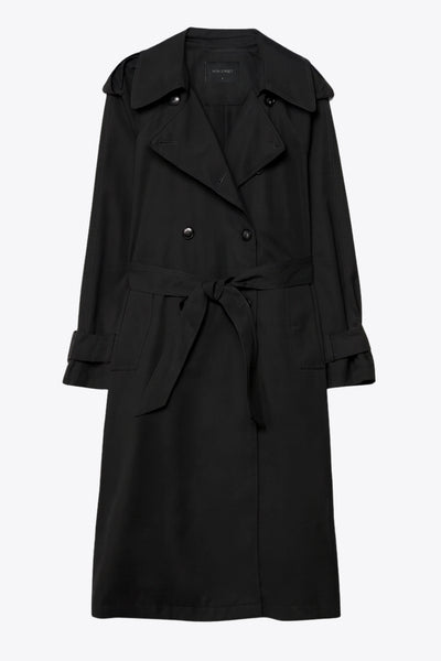 Abrigo trench corto de fit recto, con solapa, bolsillos delanteros con vivos, detalle de bata trasera y manga larga. Trabillas, cinturón amarrable del mismo tejido y cierre frontal con doble cruce de botones en contraste. Detalle de trabilla y botón en hombros, bata trasera y puños.