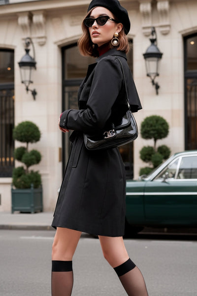 Abrigo trench corto de fit recto, con cuello solapa, bolsillos delanteros con vivos, detalle de bata trasera y manga larga. Trabillas, cinturón amarrable del mismo tejido y cierre frontal con doble cruce de botones en contraste. Detalle de trabilla y botón en hombros, bata trasera, cuello y puños.