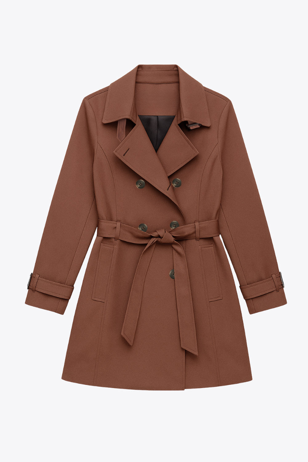 Abrigo trench corto de fit recto, con cuello solapa, bolsillos delanteros con vivos, detalle de bata trasera y manga larga. Trabillas, cinturón amarrable del mismo tejido y cierre frontal con doble cruce de botones en contraste. Detalle de trabilla y botón en hombros, bata trasera, cuello y puños.