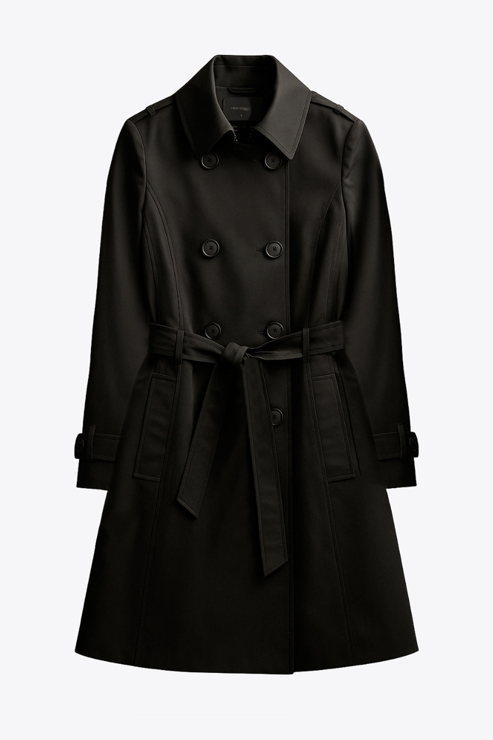 Abrigo trench corto de fit recto, con cuello solapa, bolsillos delanteros con vivos, detalle de bata trasera y manga larga. Trabillas, cinturón amarrable del mismo tejido y cierre frontal con doble cruce de botones en contraste. Detalle de trabilla y botón en hombros, bata trasera, cuello y puños.