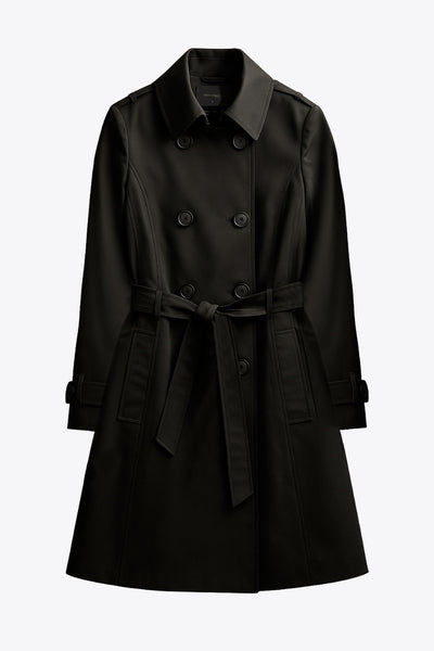 Abrigo trench corto de fit recto, con cuello solapa, bolsillos delanteros con vivos, detalle de bata trasera y manga larga. Trabillas, cinturón amarrable del mismo tejido y cierre frontal con doble cruce de botones en contraste. Detalle de trabilla y botón en hombros, bata trasera, cuello y puños.