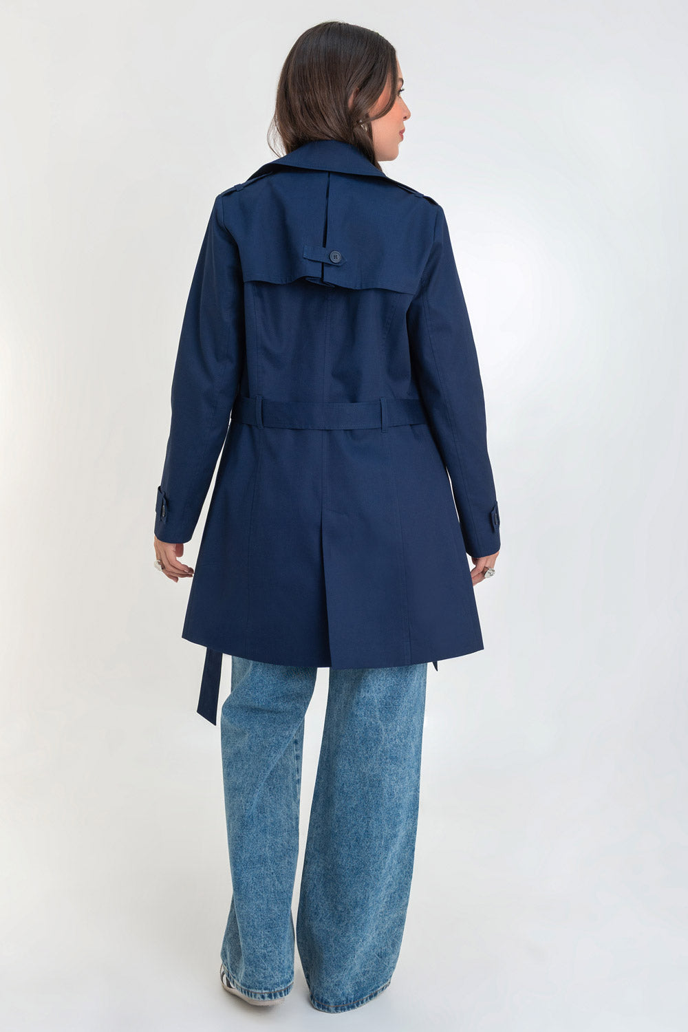 Abrigo trench corto recto con cinturón botones azul marino