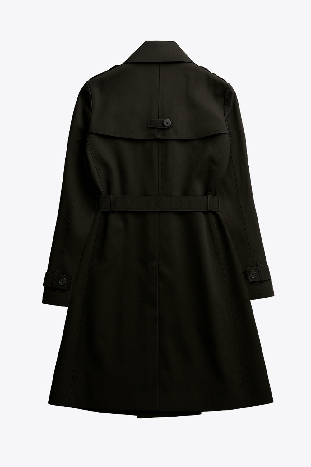 Abrigo trench corto de fit recto, con cuello solapa, bolsillos delanteros con vivos, detalle de bata trasera y manga larga. Trabillas, cinturón amarrable del mismo tejido y cierre frontal con doble cruce de botones en contraste. Detalle de trabilla y botón en hombros, bata trasera, cuello y puños.