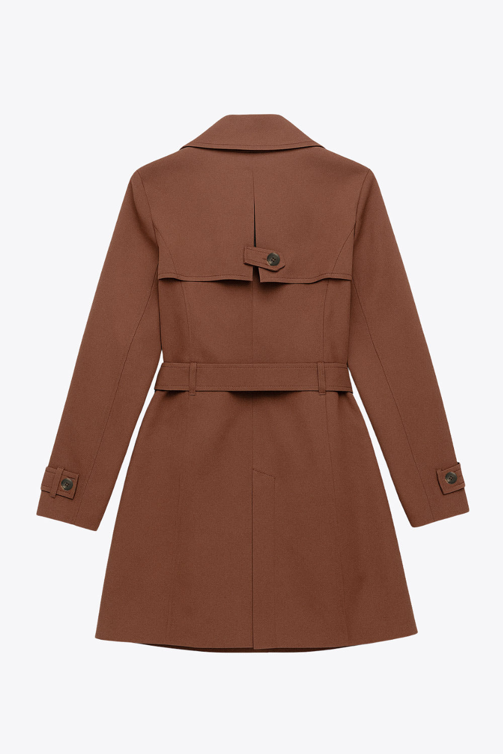 Abrigo trench corto de fit recto, con cuello solapa, bolsillos delanteros con vivos, detalle de bata trasera y manga larga. Trabillas, cinturón amarrable del mismo tejido y cierre frontal con doble cruce de botones en contraste. Detalle de trabilla y botón en hombros, bata trasera, cuello y puños.