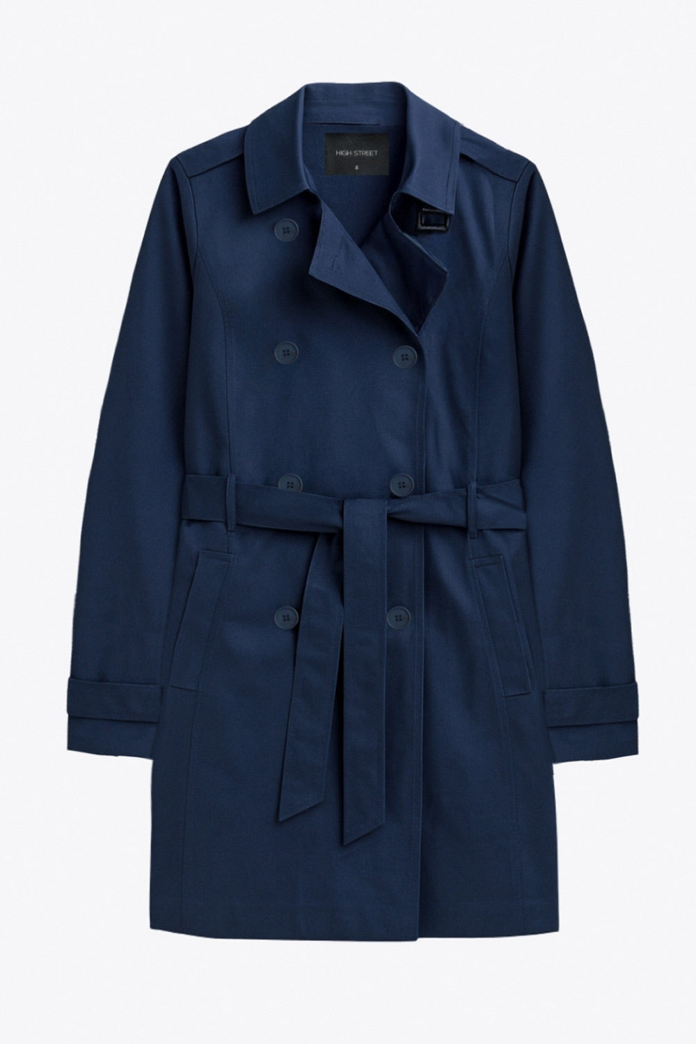 Abrigo trench corto de fit recto, con cuello solapa, bolsillos delanteros con vivos, detalle de bata trasera y manga larga. Trabillas, cinturón amarrable del mismo tejido y cierre frontal con doble cruce de botones en contraste. Detalle de trabilla y botón en hombros, bata trasera, cuello y puños.