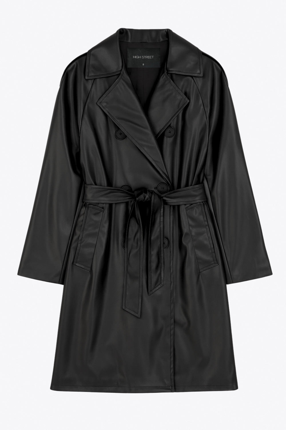 Abrigo trench de efecto piel, fit recto, con solapa, bolsillos delanteros con vivos, abertura posterior en bajo, bata trasera y manga larga. Cinturón amarrable del mismo tejido y cierre frontal con doble cruce de botones. Detalle de trabilla y botón en hombros y puños.