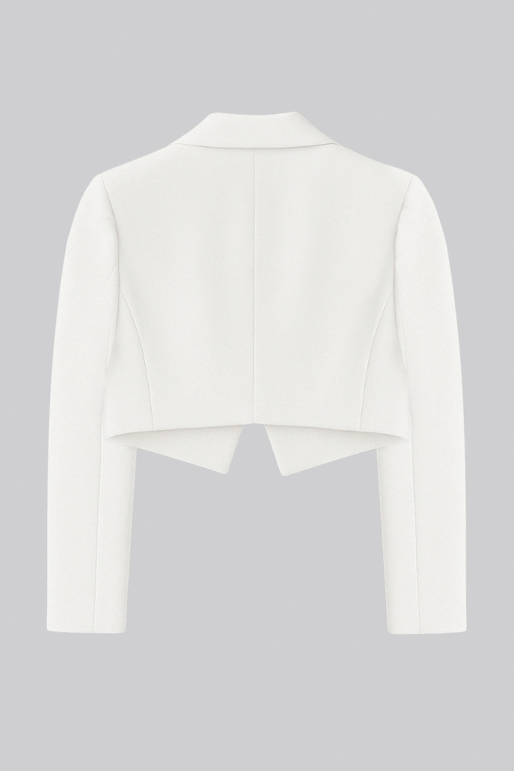 Blazer corto abierto, de fit recto, con solapa y hombreras, manga larga y detalle frontal de botones decorativos en contraste.