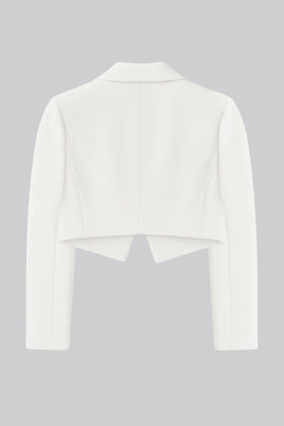 Blazer corto abierto, de fit recto, con solapa y hombreras, manga larga y detalle frontal de botones decorativos en contraste.