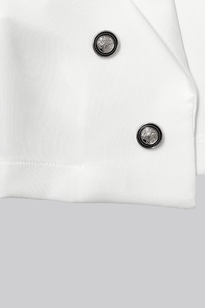 Blazer corto abierto, de fit recto, con solapa y hombreras, manga larga y detalle frontal de botones decorativos en contraste.