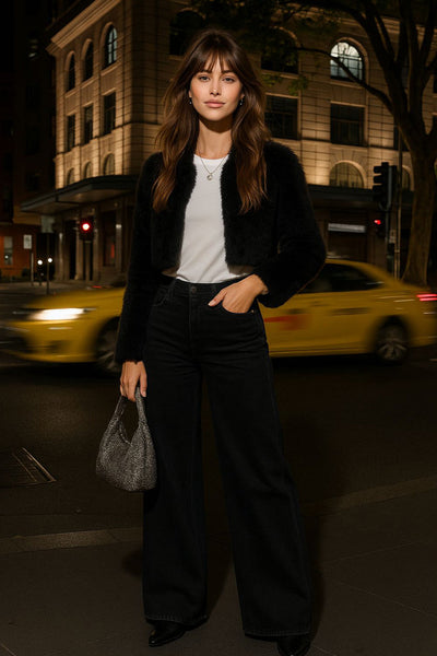 Blazer corto abierto de efecto pelo, fit recto, sin solapa, manga larga y bajo curveado frontal.