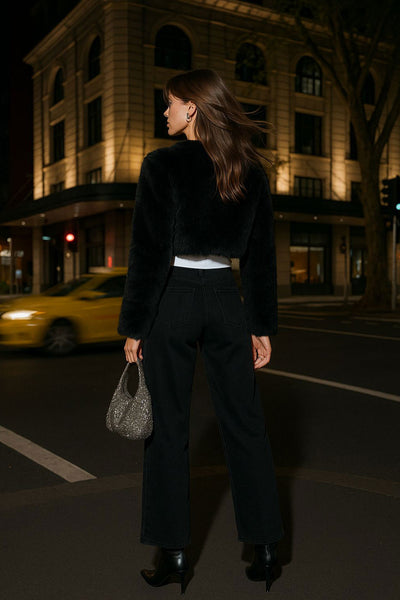 Blazer corto abierto de efecto pelo, fit recto, sin solapa, manga larga y bajo curveado frontal.