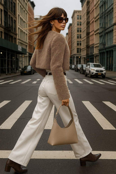 Blazer corto abierto de efecto pelo, fit recto, sin solapa, manga larga y bajo curveado frontal.