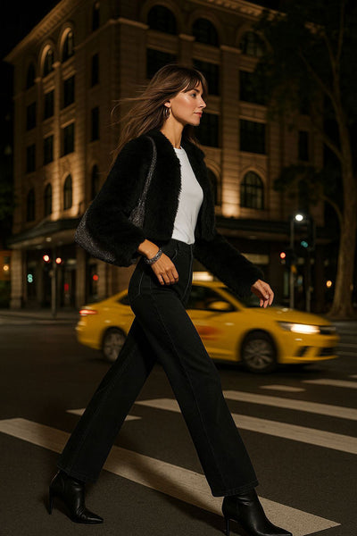 Blazer corto abierto de efecto pelo, fit recto, sin solapa, manga larga y bajo curveado frontal.