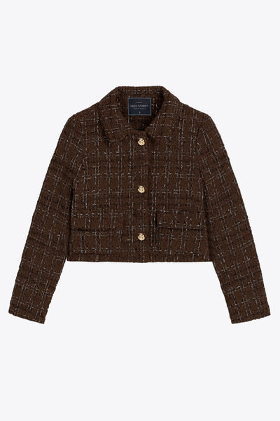 Blazer corto de bouclé, fit recto, con cuello solapa, manga larga, bolsillos delanteros con cartera y cierre frontal con hilera de botones en contraste.