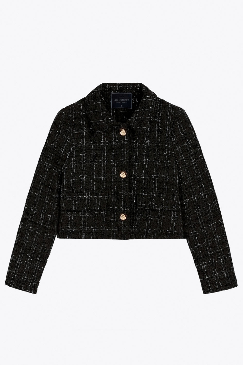 Blazer corto de bouclé, fit recto, con cuello solapa, manga larga, bolsillos delanteros con cartera y cierre frontal con hilera de botones en contraste.