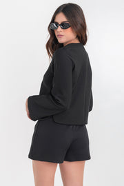 Blazer corto de fit recto, manga larga con abertura en puño, cuello redondo y cierre frontal con hilera de botones.