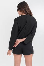 Blazer corto de fit recto, manga larga con abertura en puño, cuello redondo y cierre frontal con hilera de botones.
