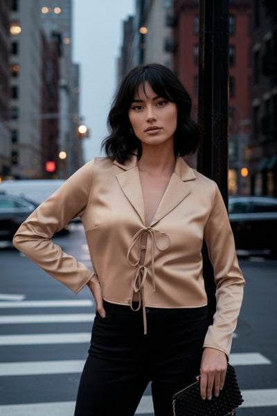 Blazer corto satinado de fit recto, manga larga, con solapa y cierre frontal con doble lazo amarrable.