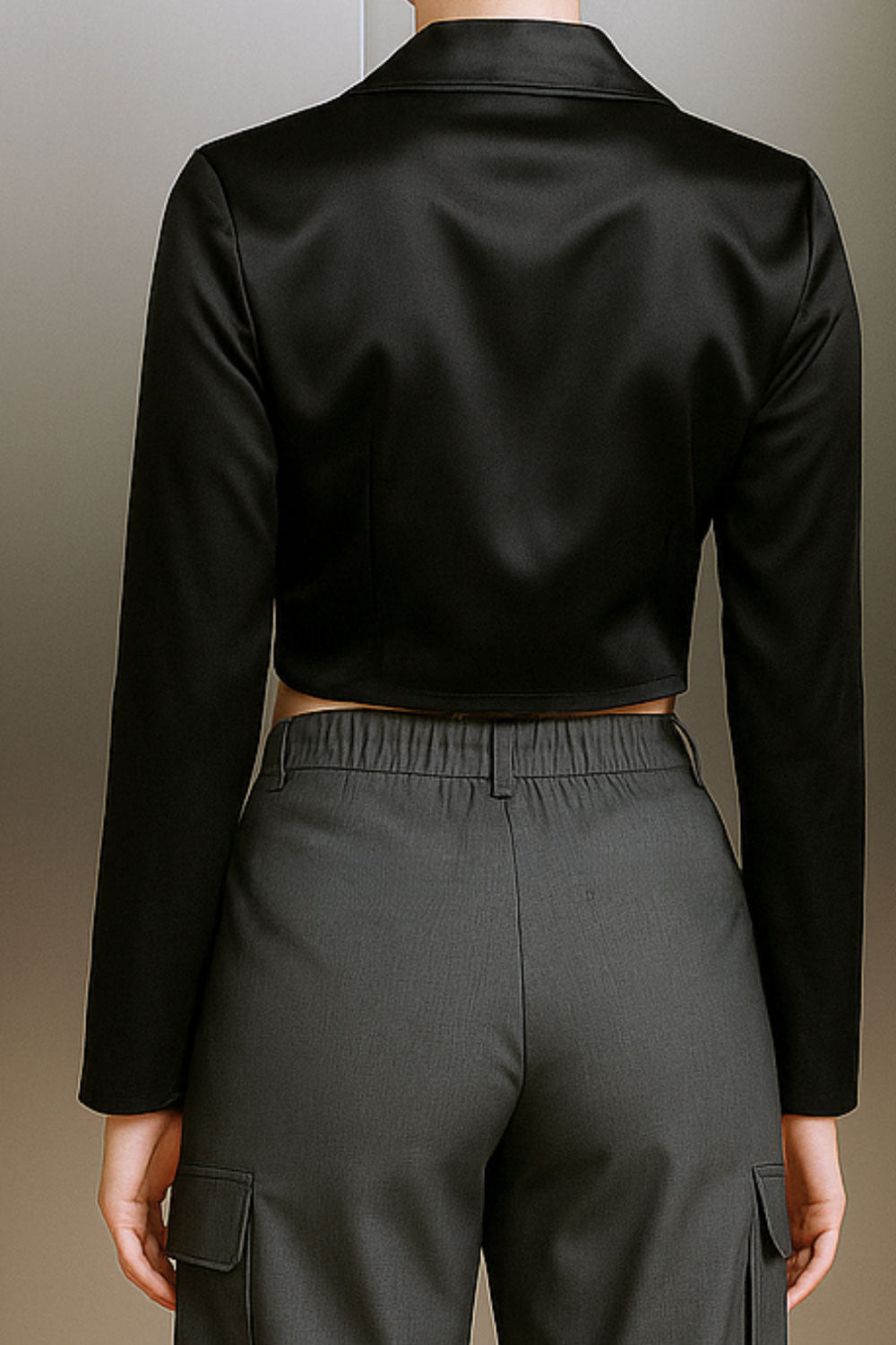 Blazer corto satinado de fit recto, manga larga, con solapa y cierre frontal con doble lazo amarrable.