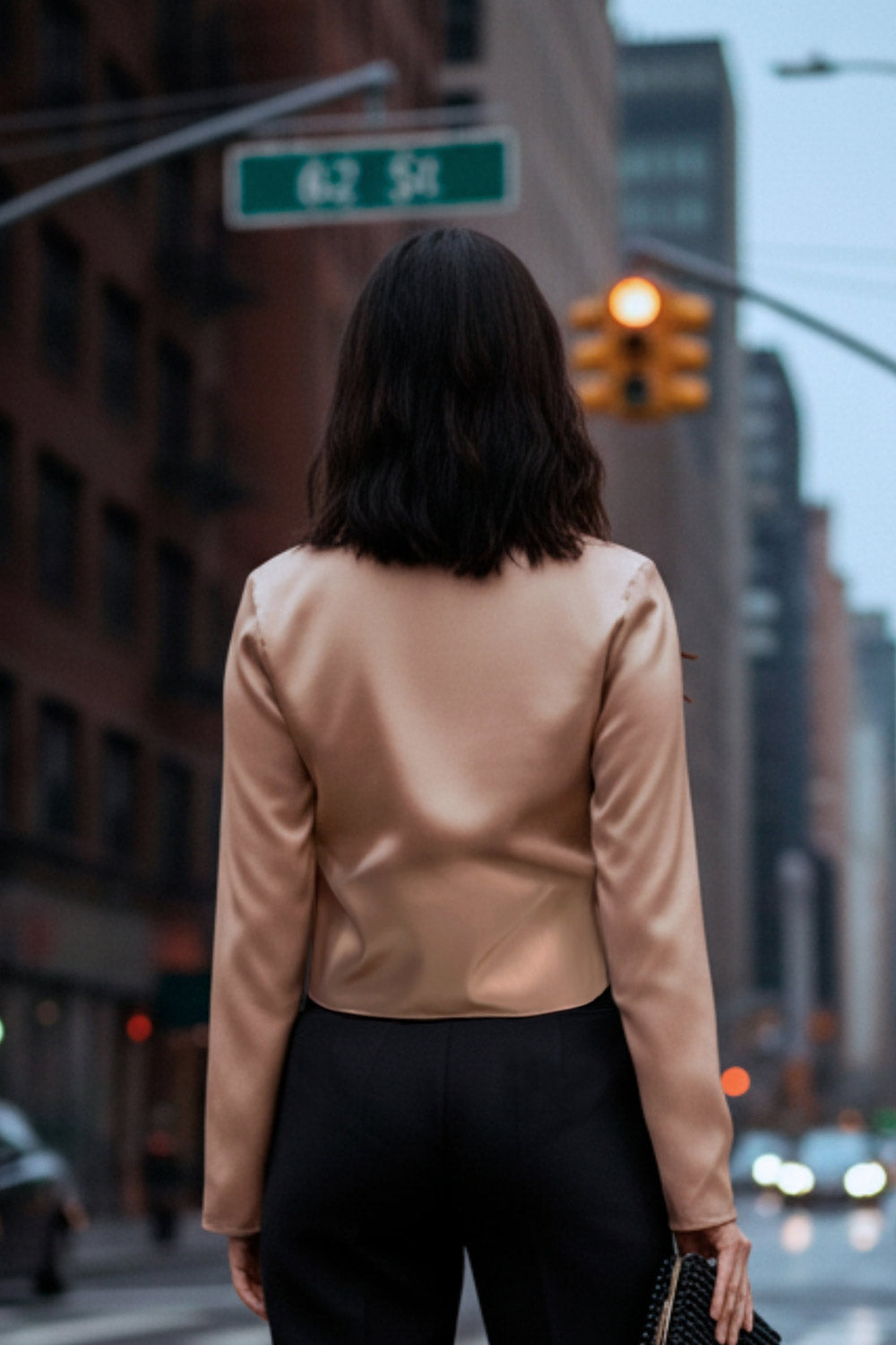 Blazer corto satinado de fit recto, manga larga, con solapa y cierre frontal con doble lazo amarrable.