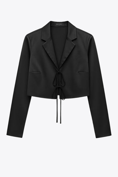 Blazer corto satinado de fit recto, manga larga, con solapa y cierre frontal con doble lazo amarrable.