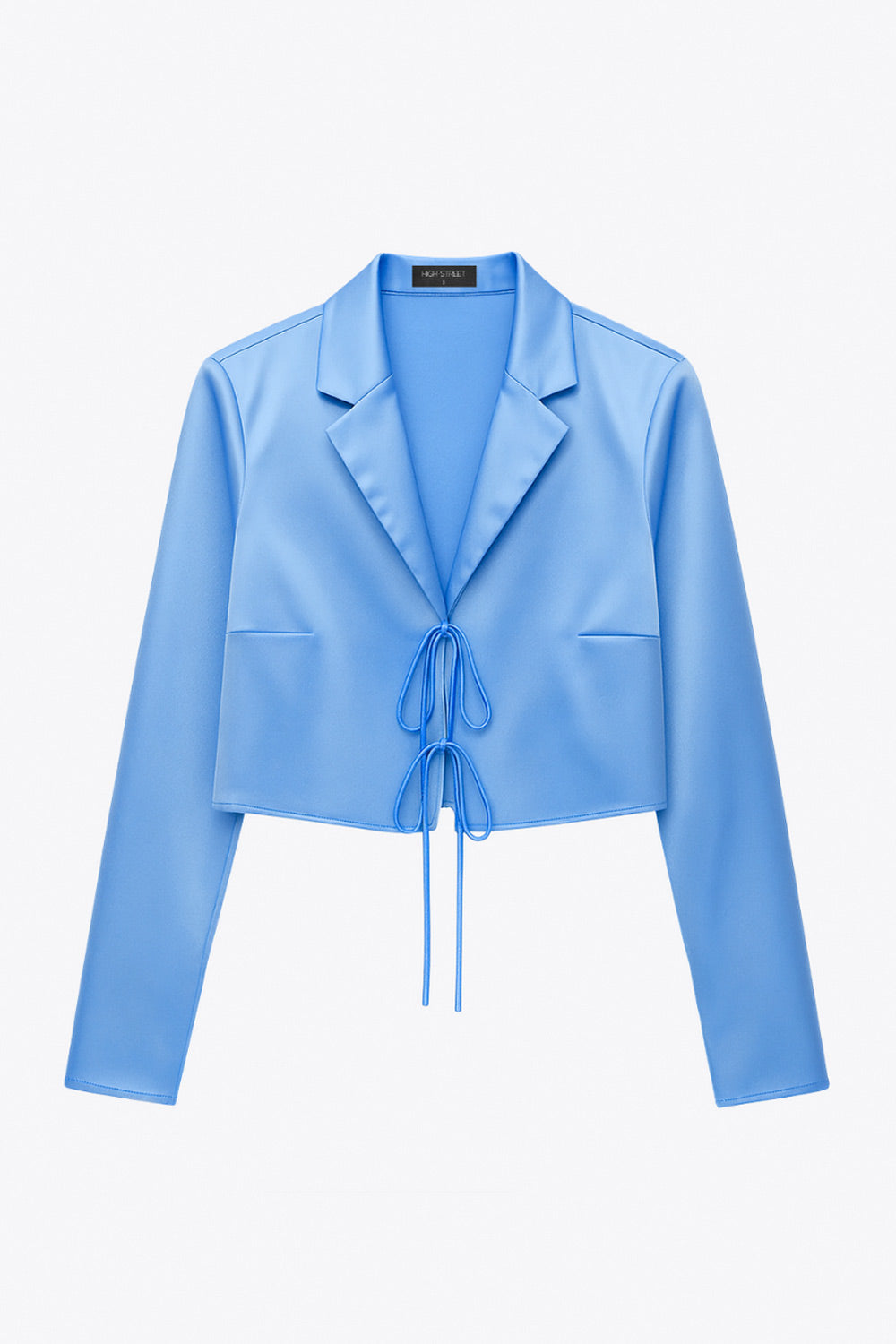Blazer corto satinado de fit recto, manga larga, con solapa y cierre frontal con doble lazo amarrable.