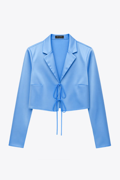 Blazer corto satinado de fit recto, manga larga, con solapa y cierre frontal con doble lazo amarrable.