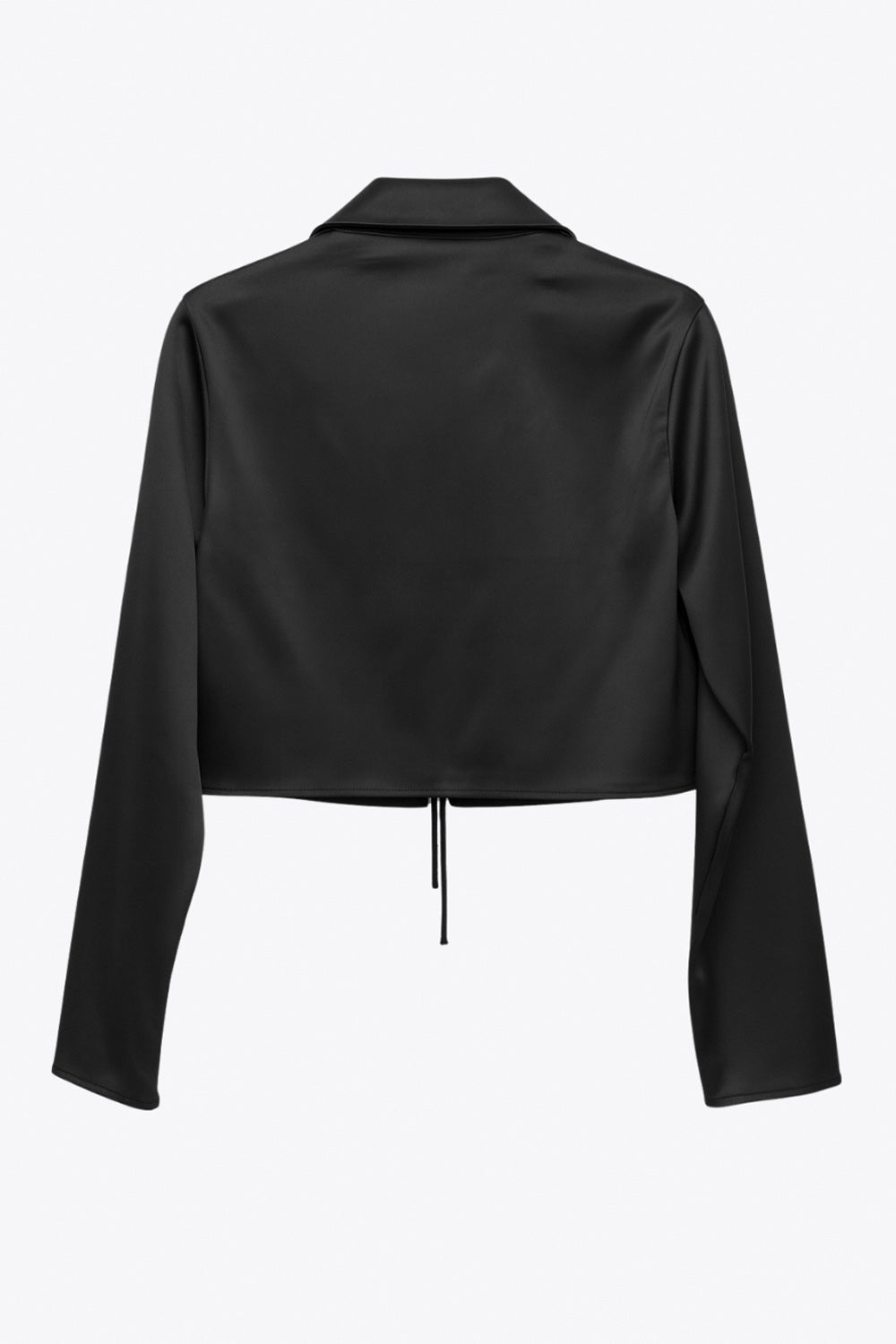 Blazer corto satinado de fit recto, manga larga, con solapa y cierre frontal con doble lazo amarrable.