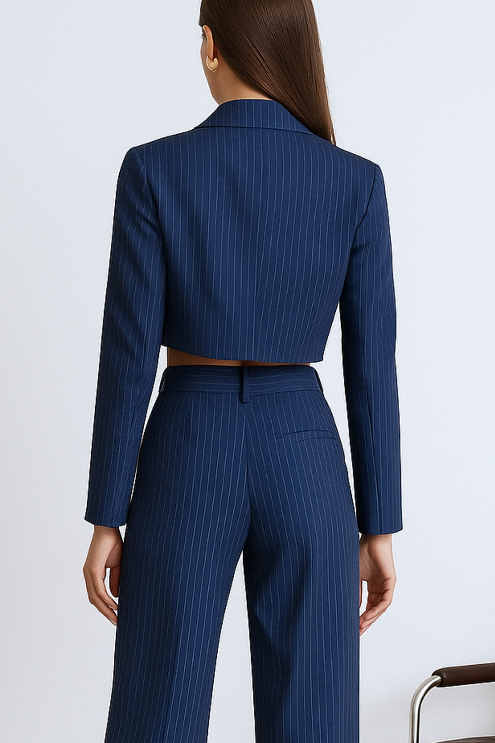 Blazer corto cruzado de fit ajustado, estampado rayas, manga larga, solapa, hombreras y cierre frontal con doble cruce de botones en contraste.