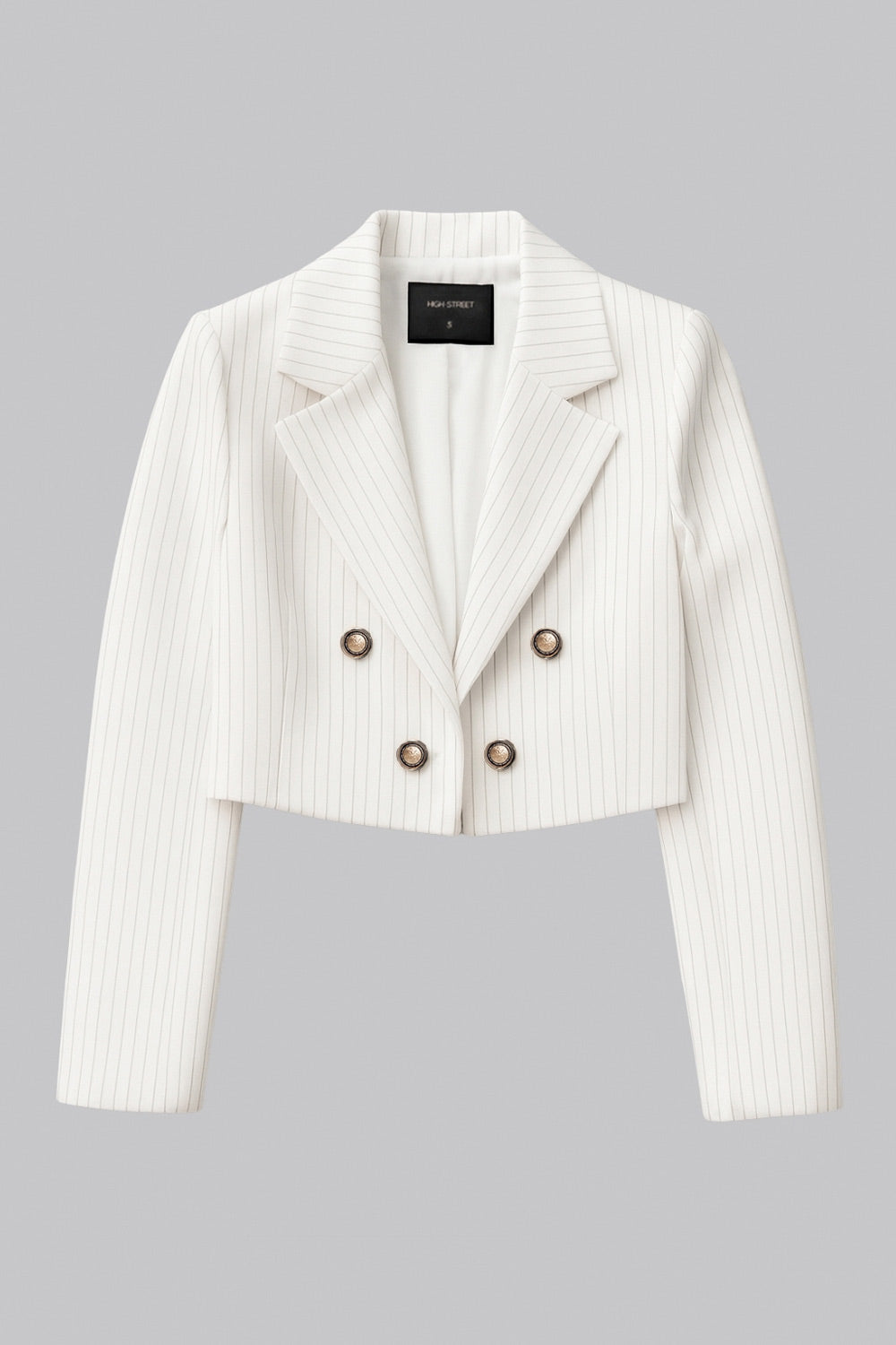 Blazer corto cruzado de fit ajustado, estampado rayas, manga larga, solapa, hombreras y cierre frontal con doble cruce de botones en contraste.