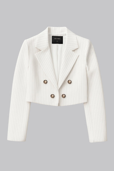 Blazer corto cruzado de fit ajustado, estampado rayas, manga larga, solapa, hombreras y cierre frontal con doble cruce de botones en contraste.
