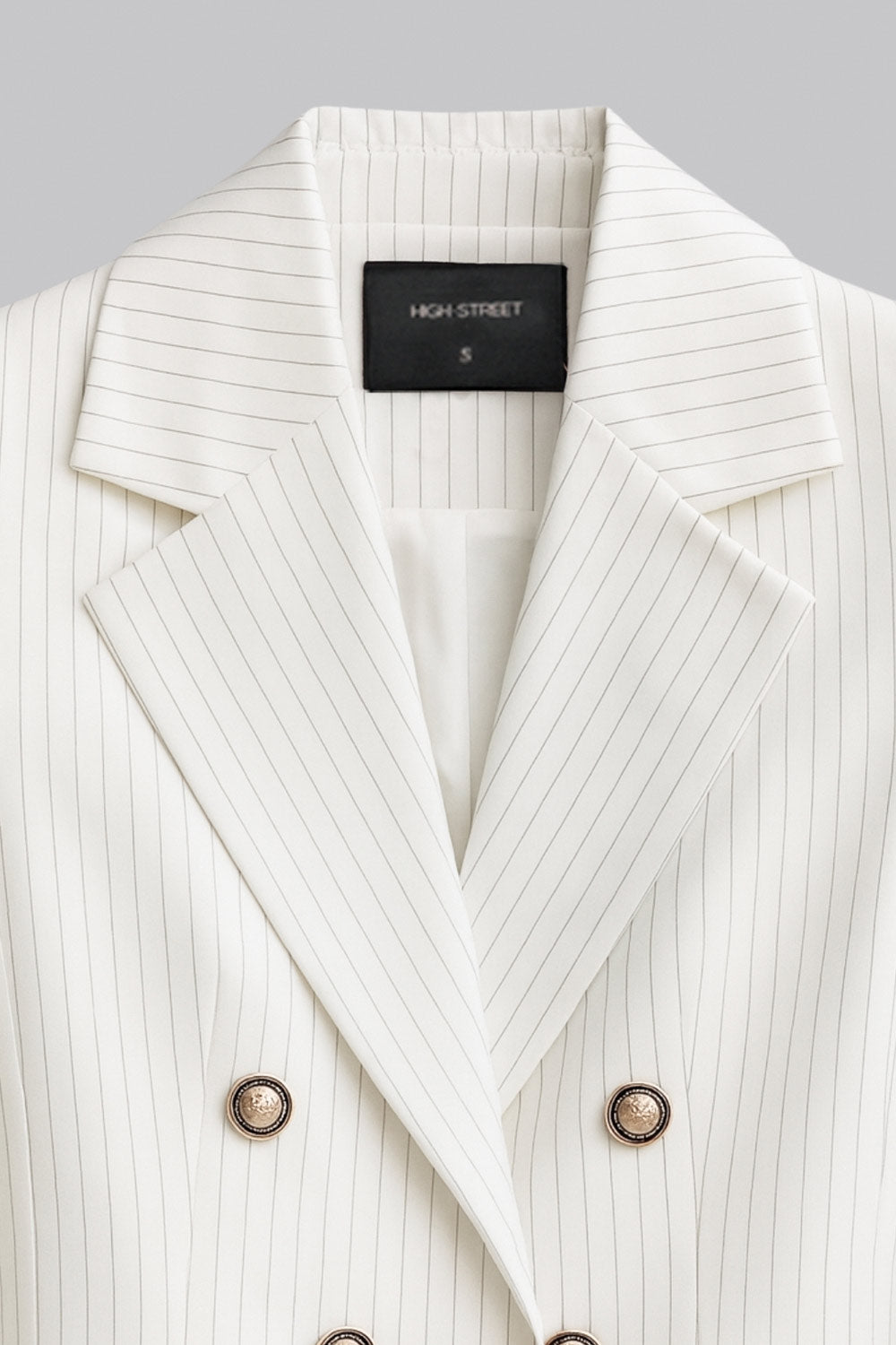 Blazer corto cruzado de fit ajustado, estampado rayas, manga larga, solapa, hombreras y cierre frontal con doble cruce de botones en contraste.