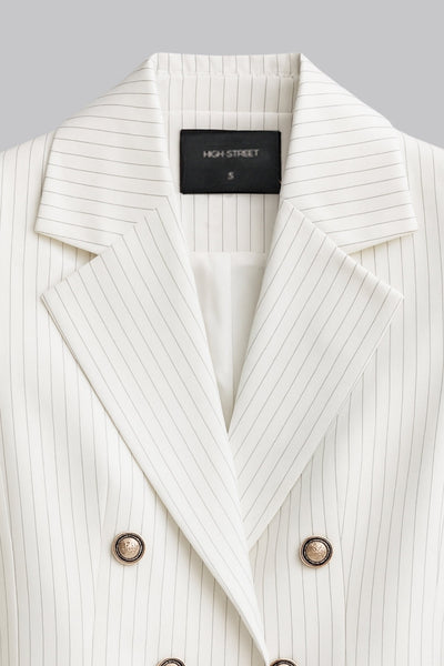 Blazer corto cruzado de fit ajustado, estampado rayas, manga larga, solapa, hombreras y cierre frontal con doble cruce de botones en contraste.